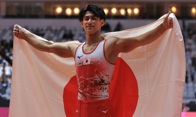 Hashimoto Daiki com a bandeira do Japão no Mundial de Ginástica Artística