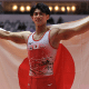 Hashimoto Daiki com a bandeira do Japão no Mundial de Ginástica Artística