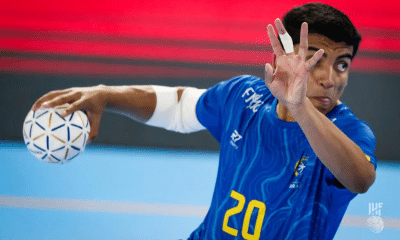 Mundial Sub-17 de handebol - lance do jogo entre Brasil e Tunísia