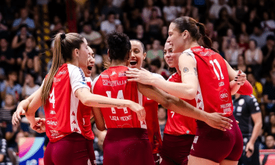 Jogadoras do Paulistano Barueri comemoram ponto contra o Sesi Bauru em jogo da Superliga Feminina de vôlei ao vivo sorocaba