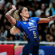 Thaisa ataca a bola no jogo entre Minas e Fluminense na Superliga Feminina de Vôlei