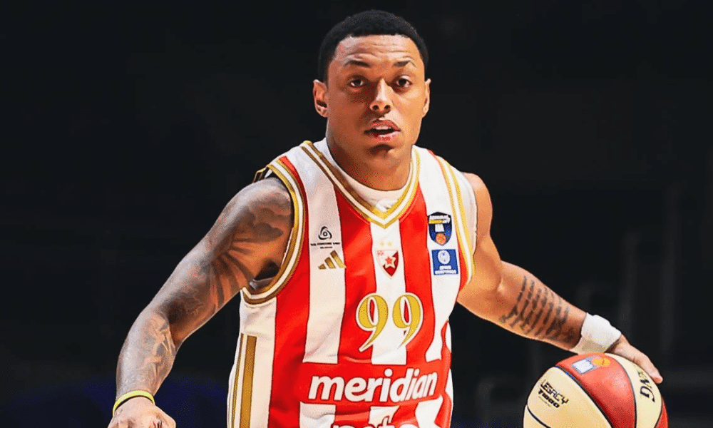 Yago Mateus com a camisa do Estrela Vermelha, na Sérvia