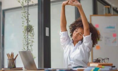 5 alongamentos que aliviam dores de quem trabalha sentado