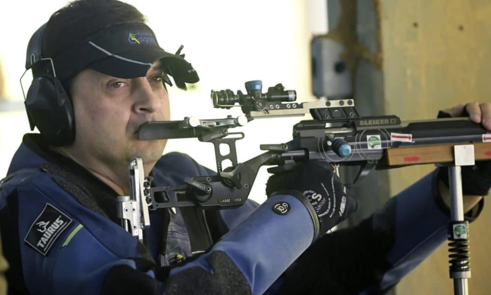 Na imagem, atirador Alexandre Galgani em prova do Campeonato Brasileiro de Tiro Esportivo no Rio de Janeiro