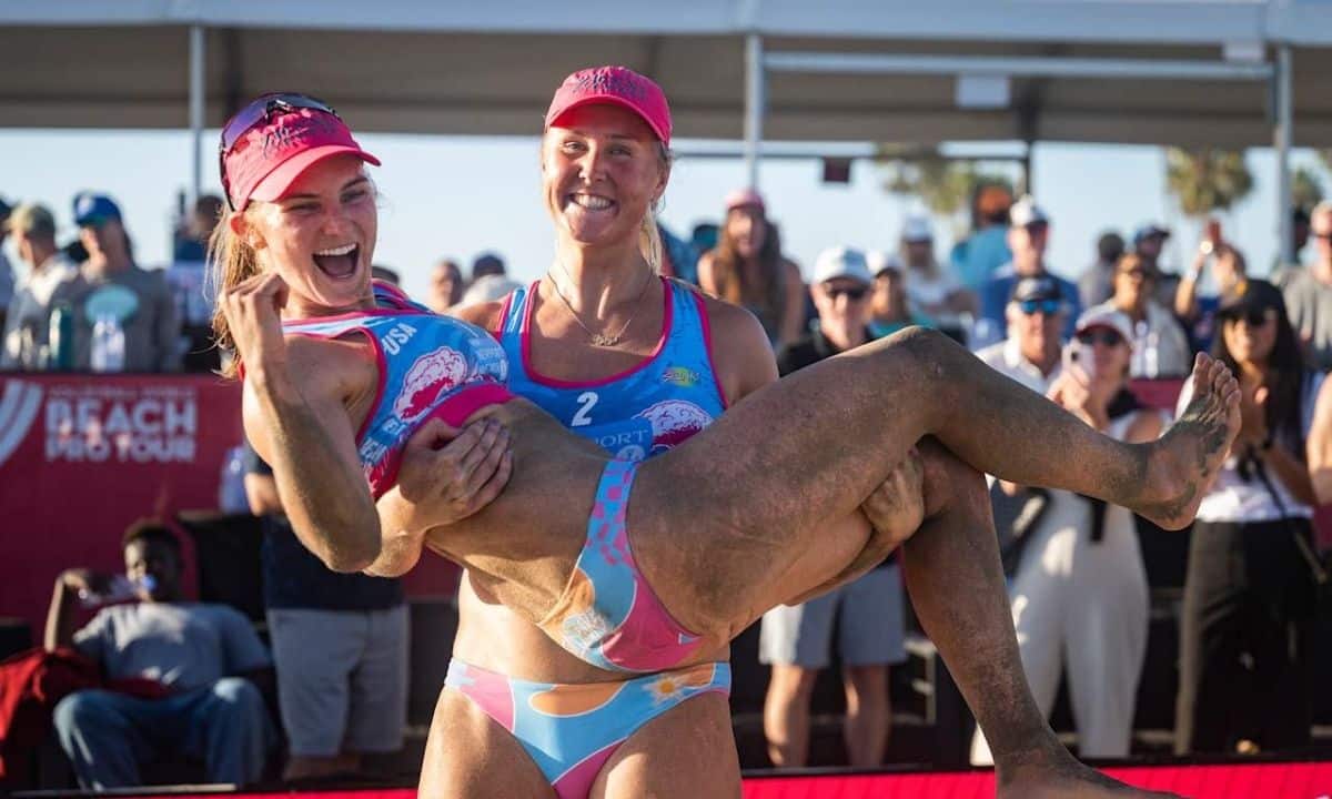 As americanas Nuss e Brasher formam a dupla mais vencedora do circuito mundial de vôlei de praia em 2025