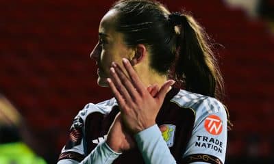 Na imagem, jogadora do Aston Villa saindo de campo após eliminação.