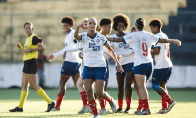 Jogadoras do Bahia comemoram vitória contra o Lusaca, na semifinal do Baiano