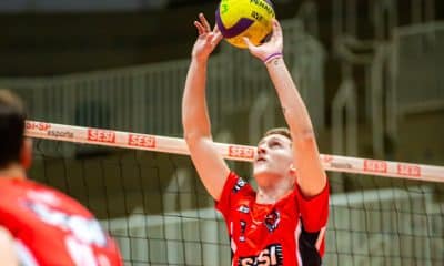 Na imagem, Mateus Bender levantando a bola para o companheiro atacar.