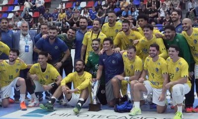 Na imagem, time do Brasil se preparando para a foto com o troféu do Torneio Quatro Nações.