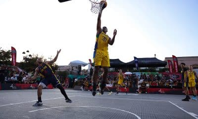 Na imagem, Jonatas Mello enterrando a bola na cesta para o Brasil.