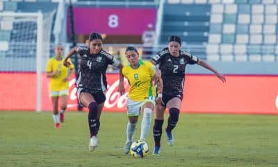 Na imagem, EvelIn tentando puxar o ataque do Brasil contra duas mexicanas.