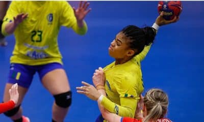 Bruna de Paula tenta o arremesso no Mundial de handebol feminino