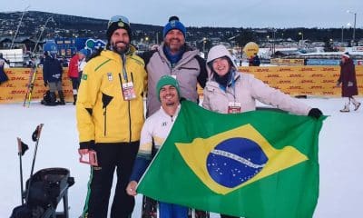 Na imagem, Cristian Ribera (ao centro), segurando a bandeira do Brasil ao lado da comissão técnica, em Beitostølen, na Noruega, durante etapa da Copa Continental.