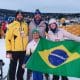 Na imagem, Cristian Ribera (ao centro), segurando a bandeira do Brasil ao lado da comissão técnica, em Beitostølen, na Noruega, durante etapa da Copa Continental.