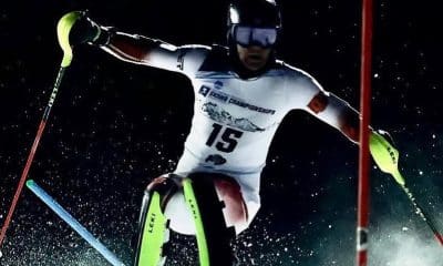 Na imagem, Christian Soevik descendo a montanha de neve e passando ao lado da barra do percurso.