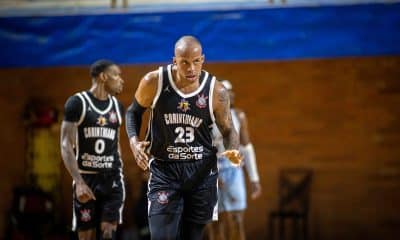 Na imagem, ao fundo, Davaunta Thomas e Lucas Cauê, que foram os maiores pontuadores do Corinthians.