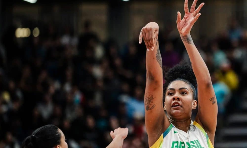 Na imagem, Damiris, com a camisa da Seleção Brasileira, durante a AmeriCup.
