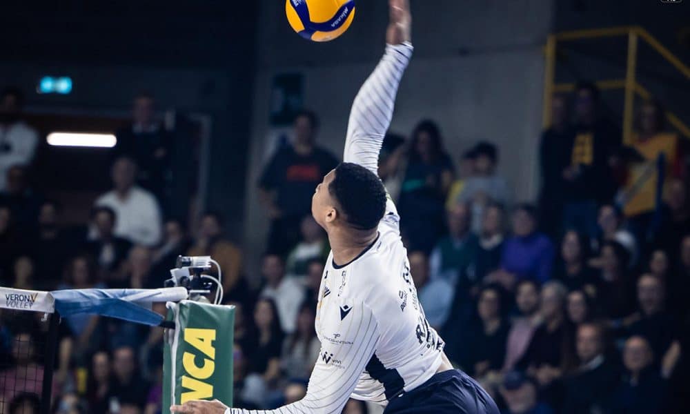 Na imagem, Darlan já no salto e atacando a bola.