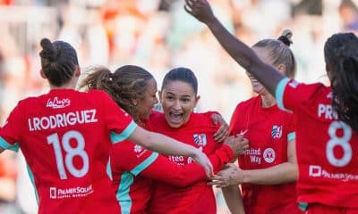 Na imagem, Debinha comemorando gol de falta com companheiras do Kansas City Current.