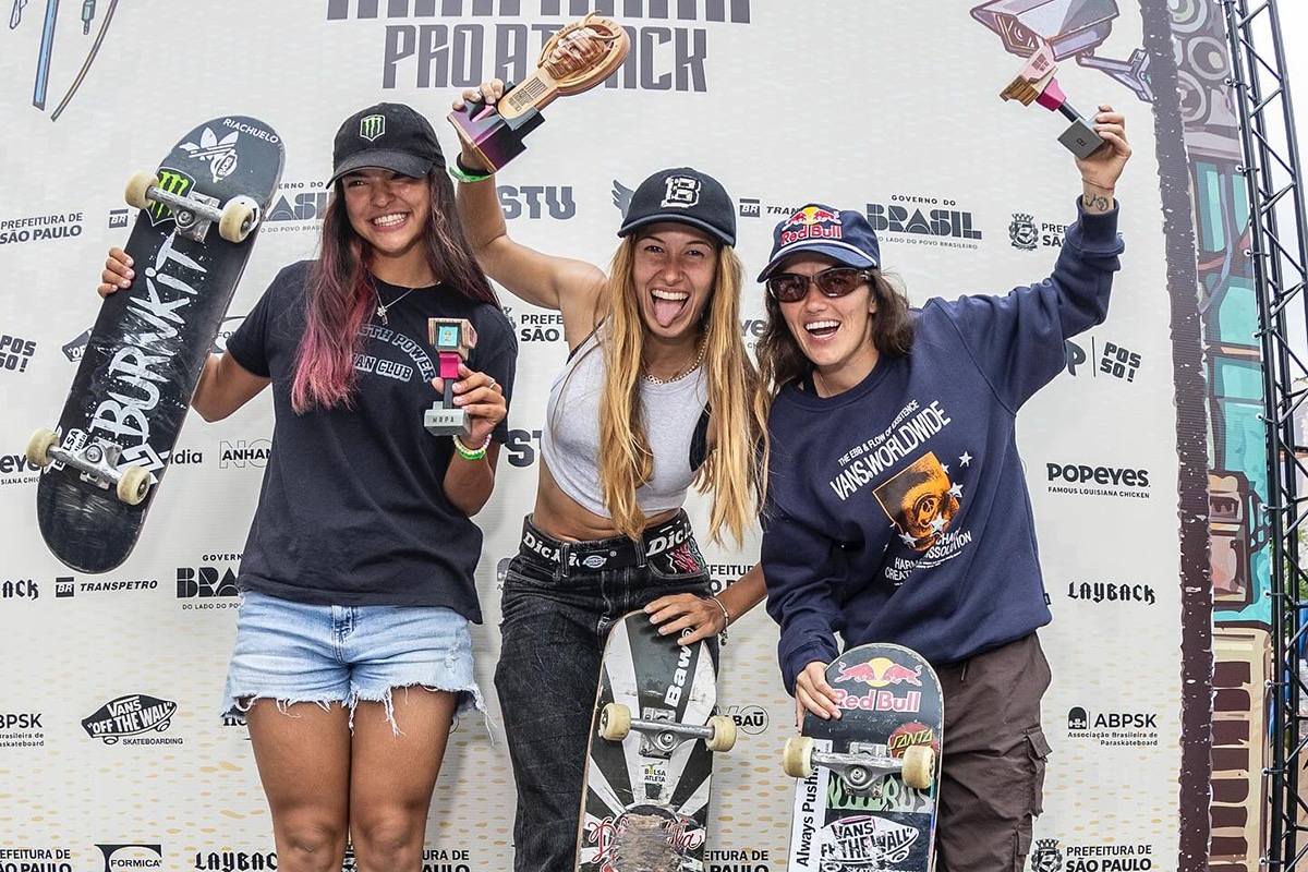 Na imagem, pódio do STU Mini Ramp de São Paulo, com Raicca Ventura (2ª), Dora Varella (1ª) e Yndiara Asp (3ª).