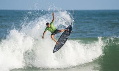 Na imagem, Douglas Silva dando um aéreo na onda, no Espirito Santo.
