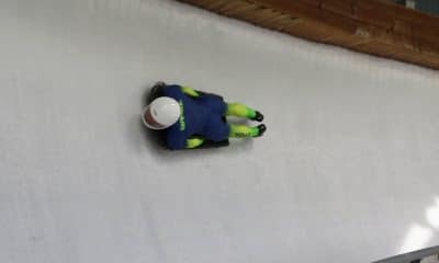 Na imagem, Eduardo Strapasson descendo a pista de gelo com seu trenó do skeleton.