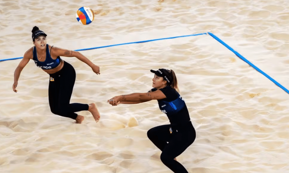 Thamela e Vic em ação na semifinal do Mundial de vôlei de praia
