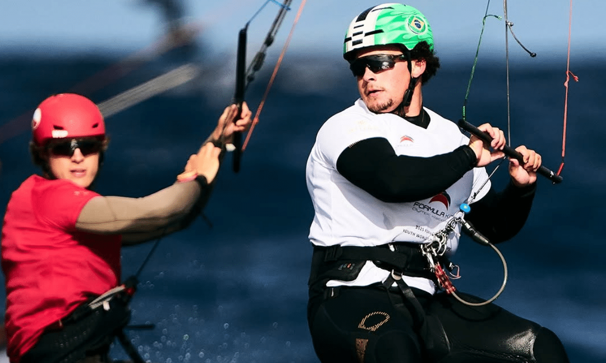 Brasileiro Lucas Fonseca ficou em quinto lugar no Mundial Júnior de Fórmula Kite de 2025