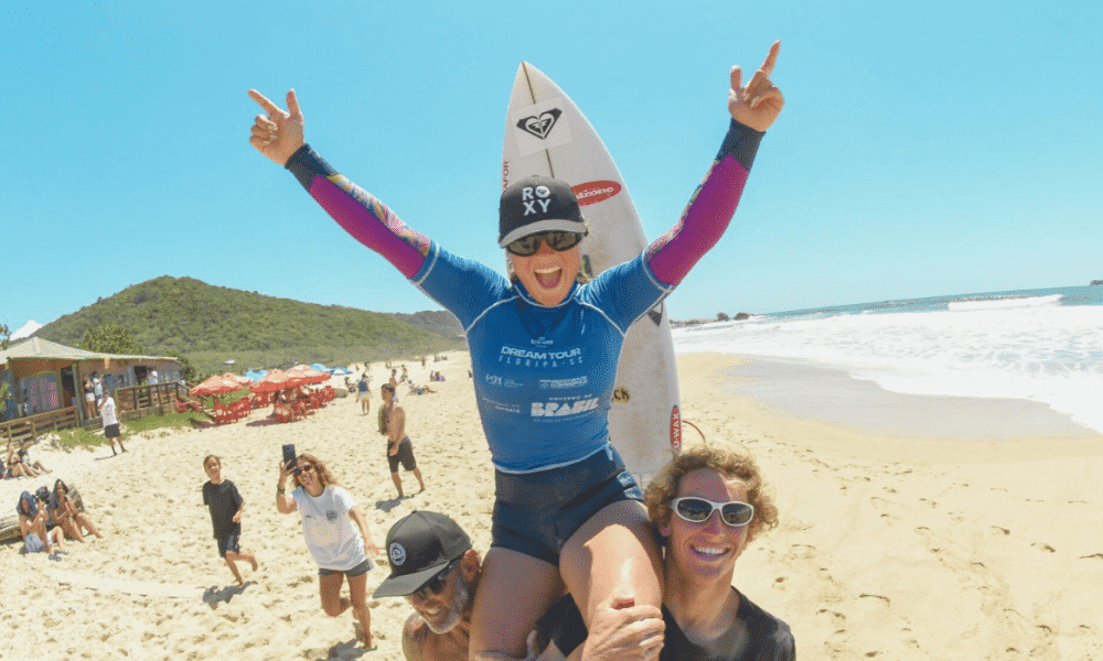 Laura Raupp foi campeã do Brasileiro de forma antecipada e ainda ganhou o título da 3ª Etapa do Circuito nacional de Surfe (Foto: Márcio David/Foco Radical)