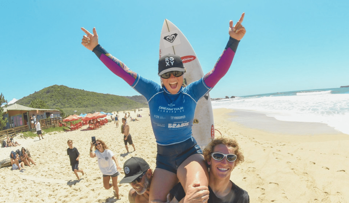 Laura Raupp foi campeã do Brasileiro de forma antecipada e ainda ganhou o título da 3ª Etapa do Circuito nacional de Surfe (Foto: Márcio David/Foco Radical)