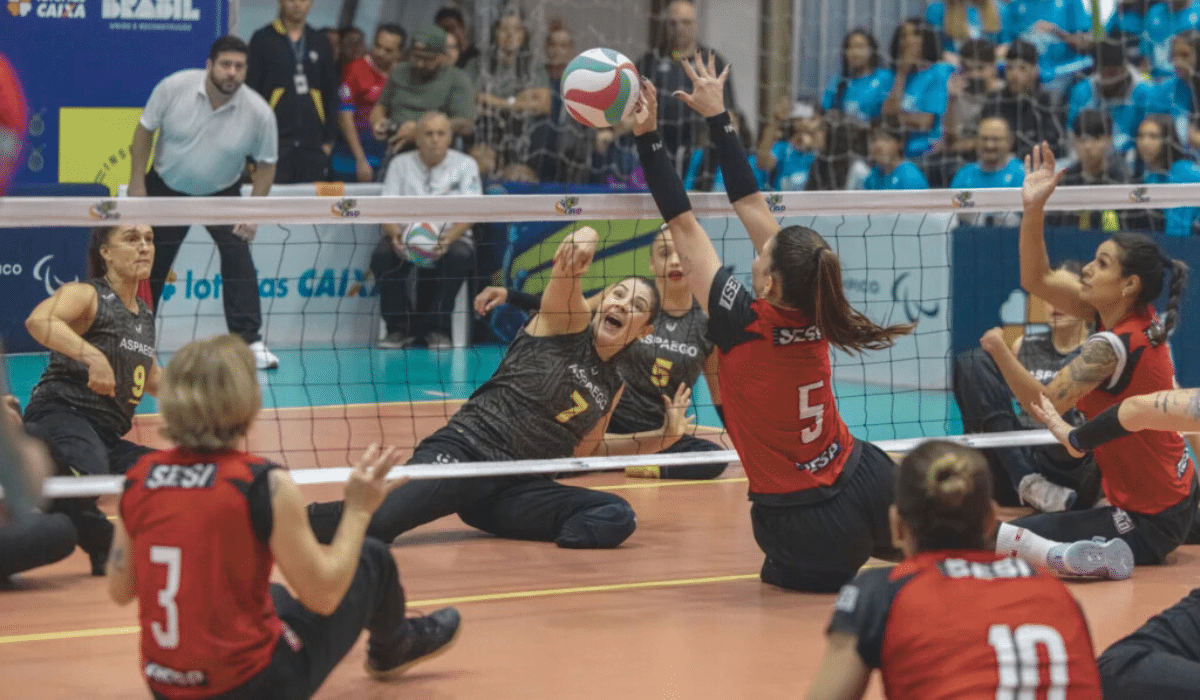 O Sesi-SP, atual campeão, não tomou conhecimento do paulista ADD e venceu, por 3 sets a 0, parciais de 25/0, 25/10 e 25/5. Já goiano ASPAEGO, segundo colocado em 2024, também não perdeu nenhuma série no duelo contra o catarinense APESBLU: 25/20, 25/13 e 25/10 (Foto: Alessandra Cabral/CPB)