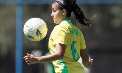 Na imagem, a lateral esquerda do Brasil, Isa Nunes, dominando a bola.