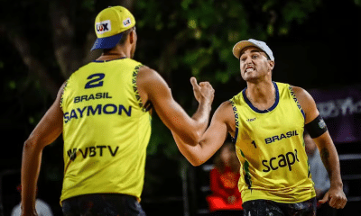 George e Saymon celebram ponto contra Ahman e Hellvig — Foto: FIVB