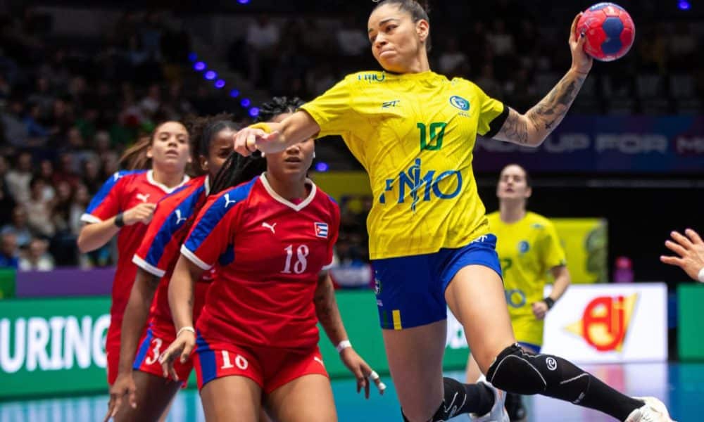 Na imagem, Jessica Quintino, que foi a melhor jogadora do Brasil na primeira partida do Mundial de handebol feminino.