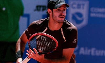 Na imagem, Gustavo Heide pronto para rebater a bolinha com sua raquete.