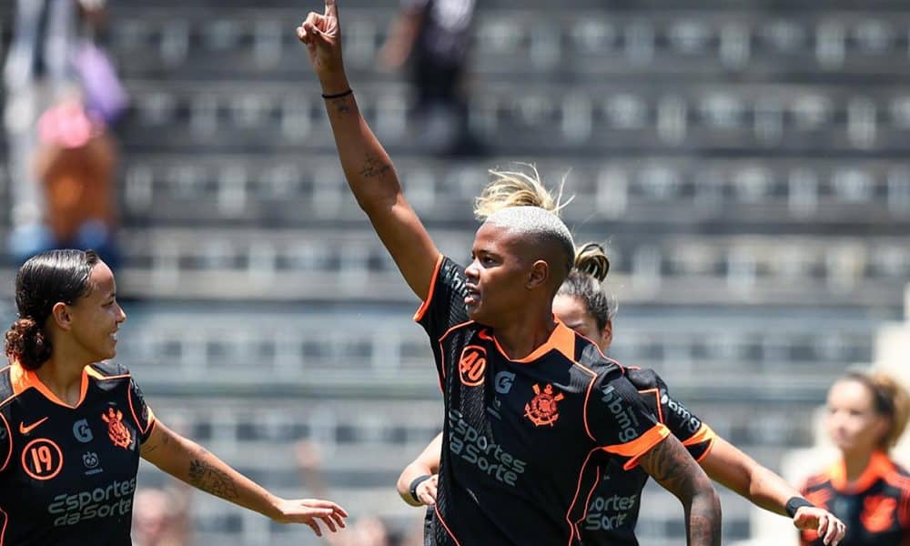 Na imagem, Jhonson comemorando gol para o Corinthians.