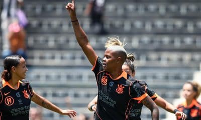 Na imagem, Jhonson comemorando gol para o Corinthians.