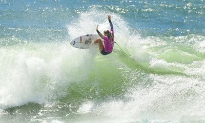 Na imagem, Laura Raupp fazendo um cutback na onda catarinense.
