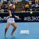 Laura Pigossi em ação na Billie Jean King Cup em jogo ocntra a Australia