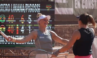 Na imagem, Laura Pigossi comemorando vitória, abraçando a dupla espanhola.