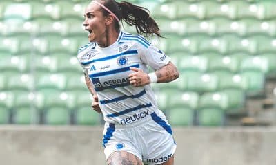 Na imagem, Leticia Ferreira comemorando um de seus gols com o Cruzeiro.
