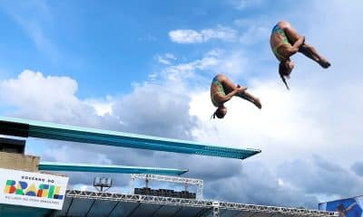 Na imagem, Luana Lira e Anna Santos saltando em sincronia na Taça Brasil.