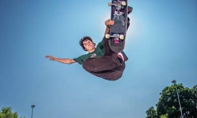 Na imagem, Luigi Cini voando com seu skate sobre a pista de park.