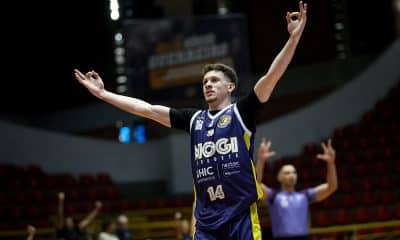 Na imagem, Menca, um dos cestinhas do Mogi, comemorando cesta de três pontos.