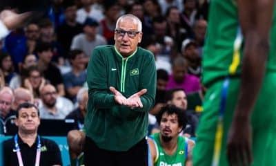 Na imagem, Aleksandar Petrovic comandando o Brasil nos Jogos Olímpicos de Paris-2024.