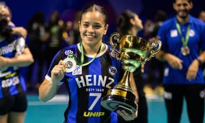 Na imagem, Luciana Martinelli com o troféu de campeã de 2024, com o Pinheiros. Agora repetiu a dose.
