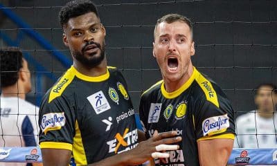 Na imagem, Isac e Franco comemorando vitória do Praia Clube.