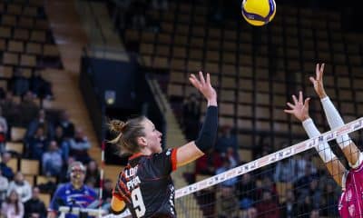 Na imagem, Raquel Loff tentando a finalização do ponto por cima do bloqueio adversário.