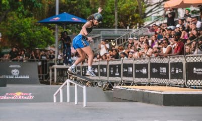 Na imagem, Rayssa Leal fazendo uma de suas manobras cabreiras para impressionar os juízes.