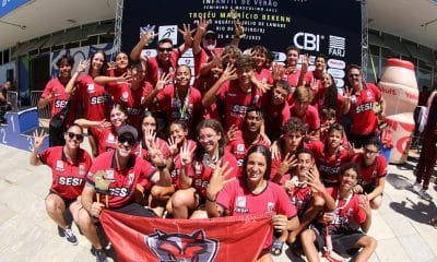 Na imagem, time de natação do Sesi comemorando o título.